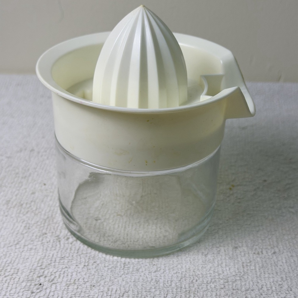 Vtg MCM Gemco Glass Lemon Juicer w/ Cream Plastic Lid & Spout 12oz USA